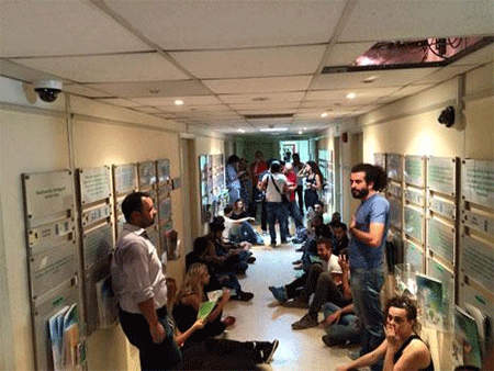activistas dentro de las oficinas del ministerio de Medio Ambiente El movimiento Apestan asedia al ministro de Medio Ambiente en Beirut
